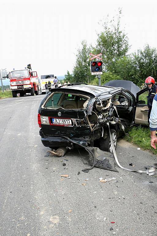 Při střetu auta s vlakem na železničním přejezdu v Minkovické ulici v Šimonovicích se lehce zranili dva lidé. Záchranáři je převezli k ošetření do Krajské nemocnice Liberec. 