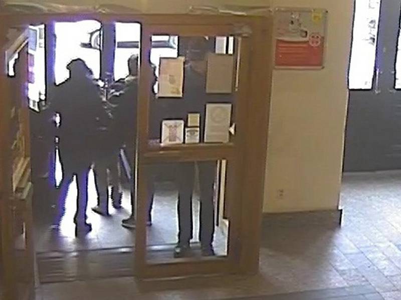 Zlodějky, tak jak je při krádeži na hlavní poště v Jablonci zachytily bezpečnostní kamery.
