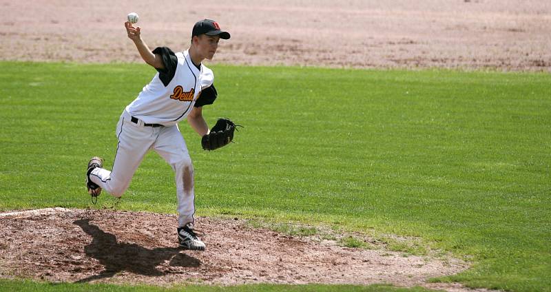 Mistrovství Evropy v baseballu 2012 odstartovalo. Německo (v bílém) si v úterý hladce poradilo s Ukrajinou a vyhrálo 11:1.