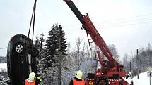 K dopravní nehodě do Zlaté Olešnice museli hasiči povolat jeřáb, aby vůz dostali zpět na silnici.