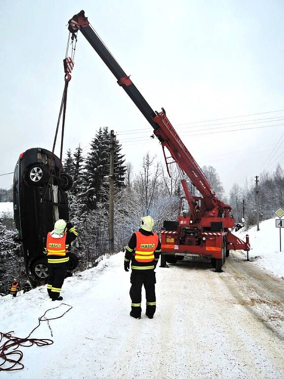 K dopravní nehodě do Zlaté Olešnice museli hasiči povolat jeřáb, aby vůz dostali zpět na silnici.