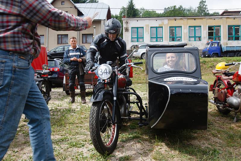 Okolo Elišky vyrazila zhruba šedesátka veteránů