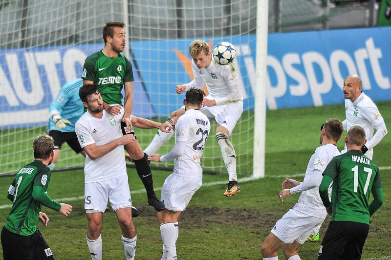 Utkání 14. kola HET ligy mezi MFK Karviná vs. FK Jablonec hrané 19. listopadu 2017 v Karviné. Hlavičkuje Filip Panák.