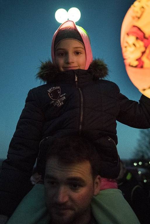 Jablonecký ohňostroj na přehradě a lampionový průvod pod vedením mažoretek Jablonecká jablíčka. 