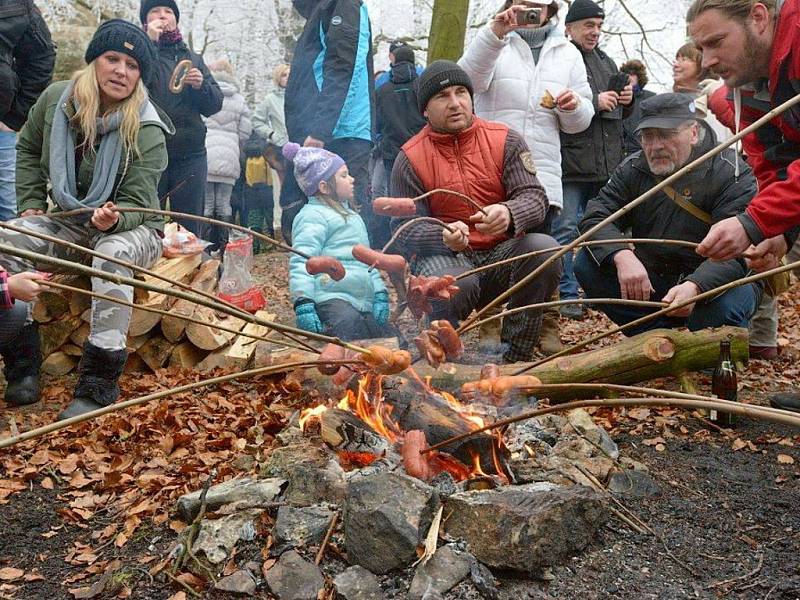 BUŘTÍKY NA DĚVÍNĚ. Zhruba 250 uzenin a adekvátní počet krajíců chleba připravili na Obecním úřadě v Hamru na Jezeře na Silvestrovský pochod. Nezapomněli ani na erární hořčici. 