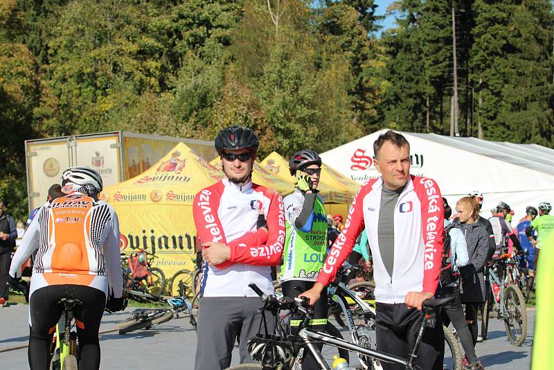 Bedřichov zaplavily stovky cyklistů, kteří se rozhodli zdolat skoro sedmdesát kilometrů napříč Jizerkami.  A v cíli si Author Cup všichni zase pochvalovali.