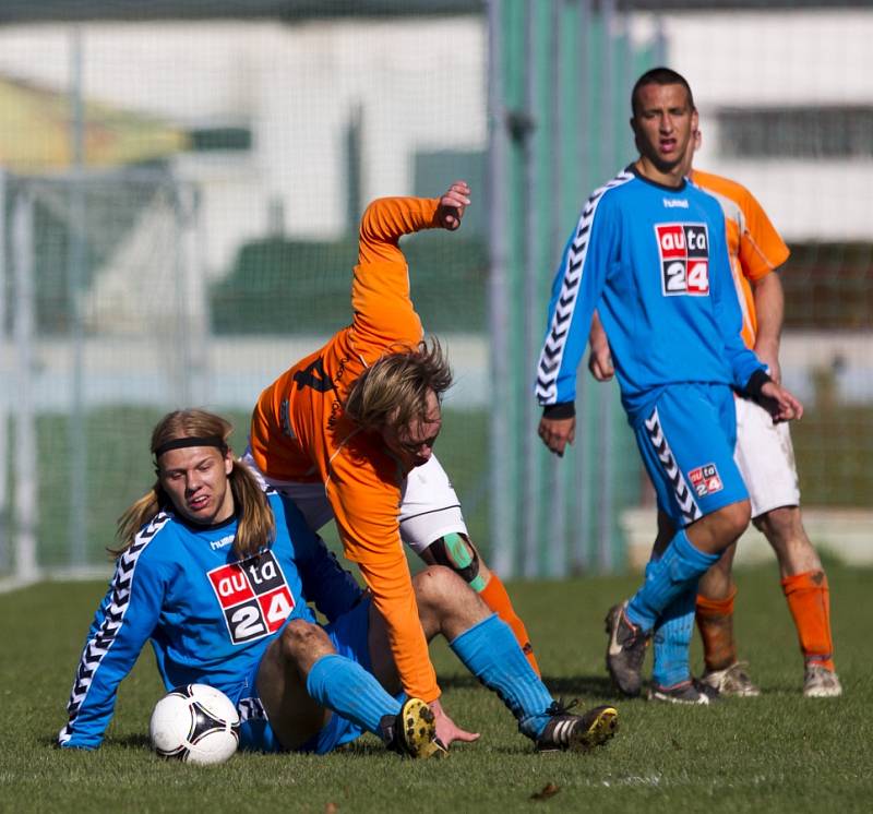 Fotbalisté Hodkovic (v modrém) doma nestačili na Kokonín, který zaslouženě vyhrál 4:1.