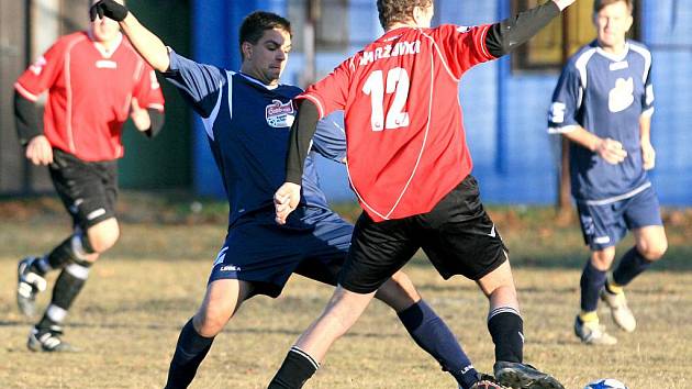 Opakované utkání mezi Smržovkou a Velkými Hamry B (v modrém) skončilo ramízou 2:2.