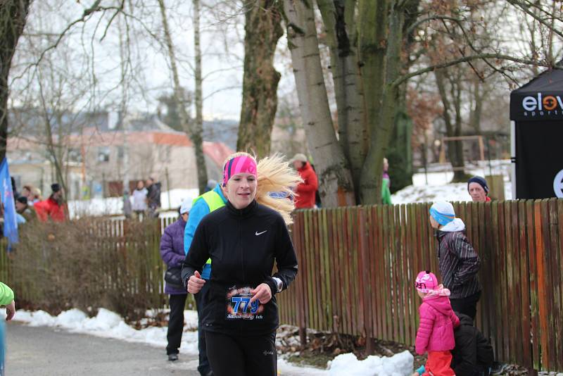 Čtvrtý ročník Silvestrovského běhu kolem tří jabloneckých přehrad letos zvládly stři stovky účastníků.