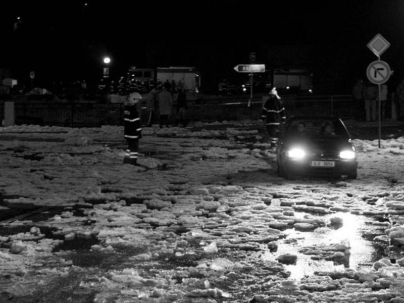 Hukot vody a třesk ledových ker na Jizeře, řev sirén. Tak vrazila obleva v sobotu nad ránem do Železného Brodu. Vlivem tání se Jizerou prohnala doslova lavina ker a vody.