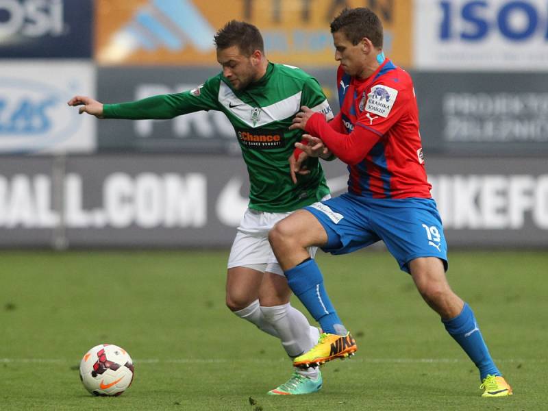 Jablonec doma remizoval s Plzní 2:2. Tím Sparta získala definitivně mistrovský titul. Na snímku je Antonín Fantiš z Jablonce a Jan Kovařík z Plzně.