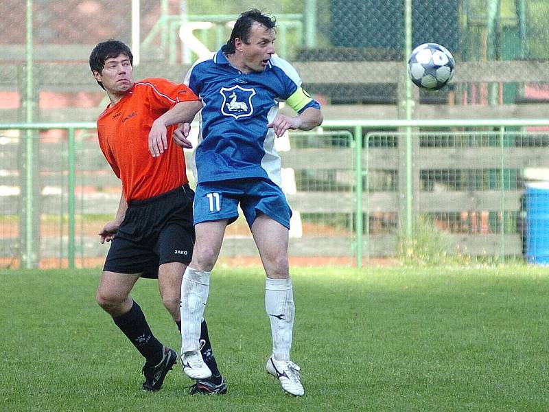 Mistrovské utkání Plavů (oranžoví) proti Rokytnici nad Jizerou. Zápas skončil remízou 2:2.