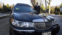 Pohřební služba Ladislava Kopala a její vůz Lincoln Town Car.