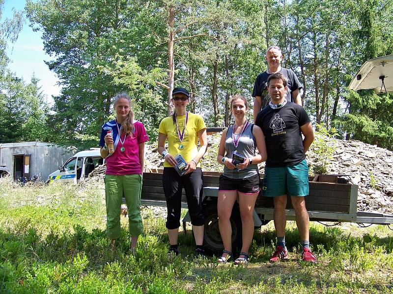 Třetí ročník charitativního závodu Jílovský lomčák, který se konal na střelnici v Jílovém u Držkova, byl rámován hledáním Semira z již kultovního seriálu Kobra 11.