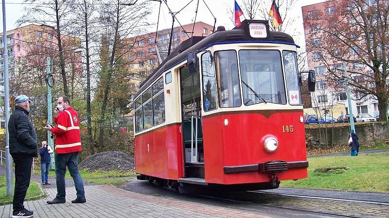 Liberecký Boveraclub společně s Dopravním podnikem měst Liberce a Jablonce nad Nisou, a.s. pro vás zprovoznil další historickou tramvaj, která nyní po zkouškách obdržela potřebný Průkaz způsobilosti drážního vozidla.