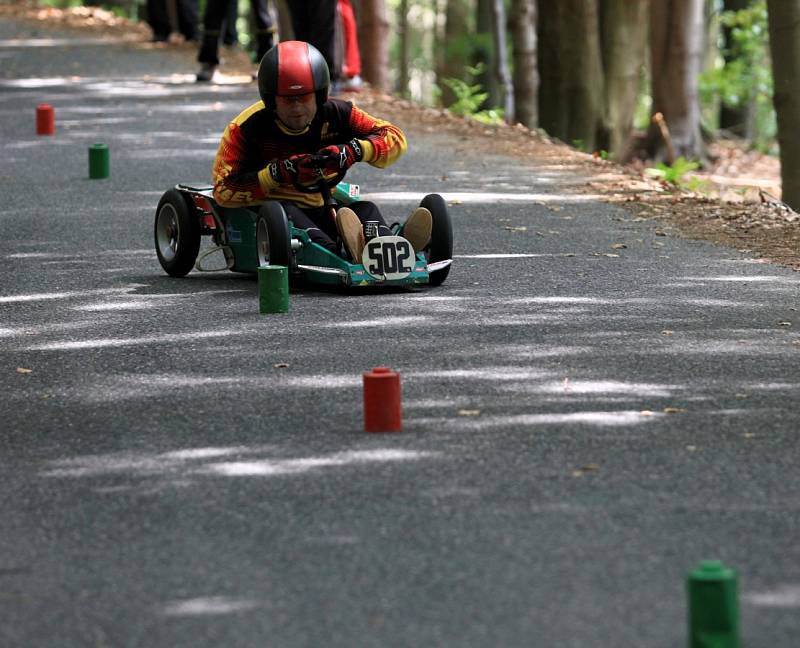 Jablonec hostil druhé kolo MČR ve slalomu minikár.