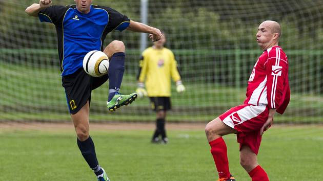 Maršovice porazily Tanvald (v modrém) 2:1 a osamostatnily se na prvním místě okresního přeboru.