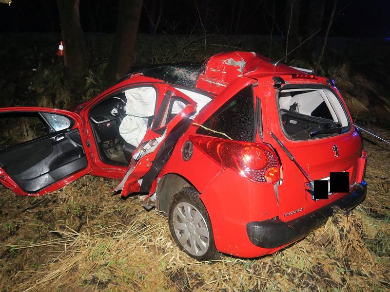 Řidička na Malé Skále předjížděla na plné čáře, nezvládla řízení a havarovala.