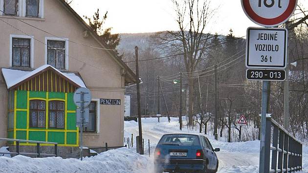 Zledovatělé silnice třetích tříd nejsou v Libereckém kraji výjimkou. Tato od Bílého Potoka na Smědavu je nejen obtížně sjízdná, ale skoro neschůdná pro pěší.