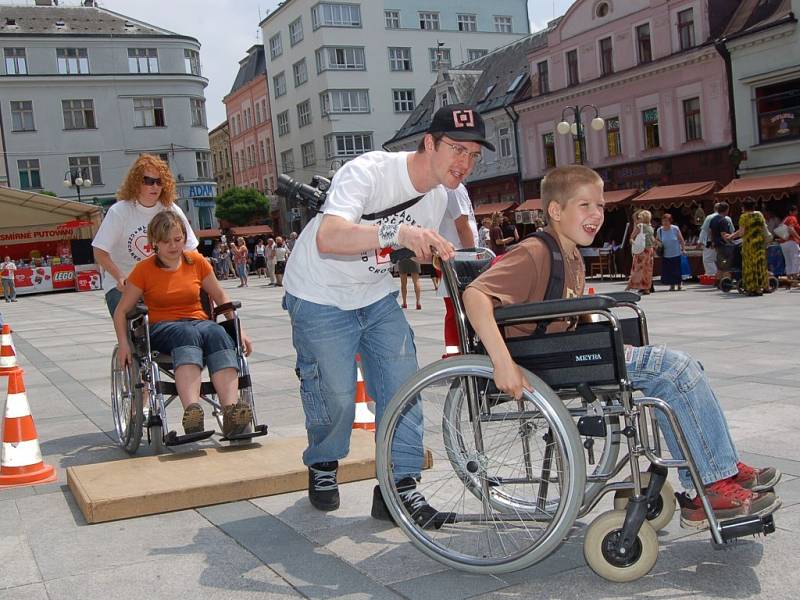 Vyzkoušet si jak se cítí lidé uvázaní na invalidní vozík si mohl každý návštěvník Dne zdravotně postižených na Mírovém náměstí.