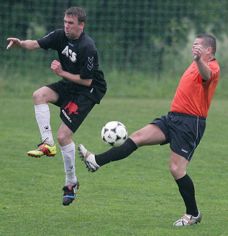 Lučany doma porazily Plavy (v oranžovém) 1:0 a stále drží naději na záchranu.