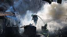 Šest jednotek hasičů zaměstnal v neděli odpoledne požár hospodářského přístřešku se zemědělskou technikou v obci Škodějov na Semilsku.
