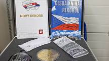 Největší sériově vyráženou zlatou minci v České republice si jako rekord v pondělí 7. června na svůj účet připsala Česká mincovna v Jablonci nad Nisou.