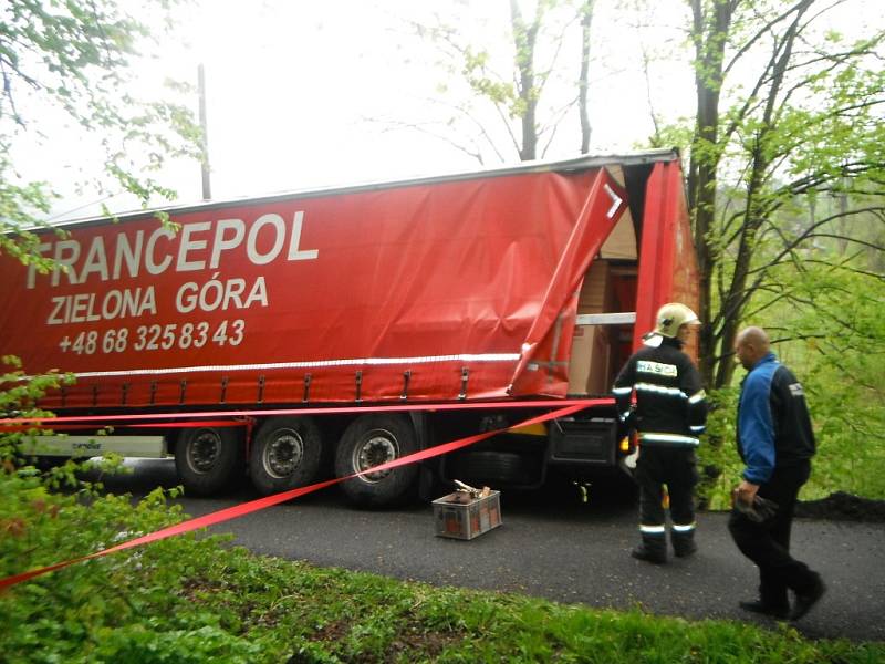 Řidič polského kamionu měl neuvěřitelné štěstí. Zabloudil do Záborčí a utrhla se s ním krajnice.