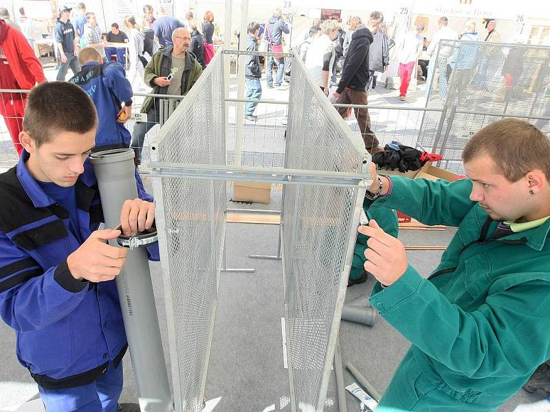 Společnost Česká hlava pořádala na náměstí Dr. E. Beneše v Liberci celostátní soutěž v řemeslných dovednostech učňů Machři roku, zaměřenou na popularizaci učňovského školství a řemesel. 