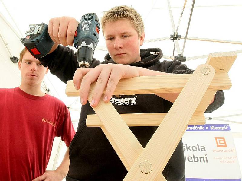 Společnost Česká hlava pořádala na náměstí Dr. E. Beneše v Liberci celostátní soutěž v řemeslných dovednostech učňů Machři roku, zaměřenou na popularizaci učňovského školství a řemesel. 