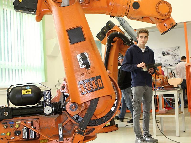 Na Střední průmyslové škole technické slavnostně otevřeli učebnu robotiky.