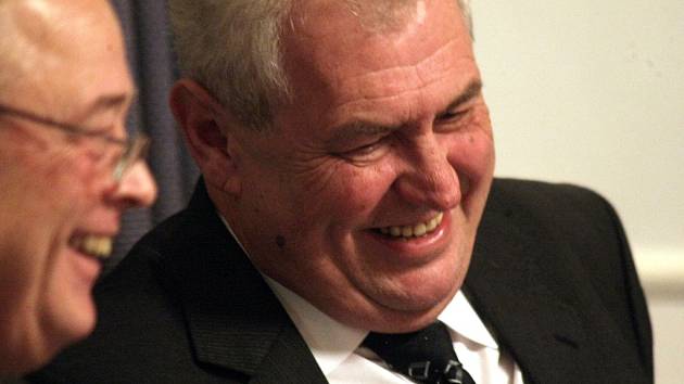 NA POZVÁNÍ Krajské hospodářské komory Libereckého kraje zavítal před časem Miloš Zeman na setkání s podnikateli z Jablonecka v restauraci Hotelu Petřín. Doprovázel jej předseda KHK LK a Zemanův spolužák z vysoké školy, Vladimír Opatrný (vlevo).