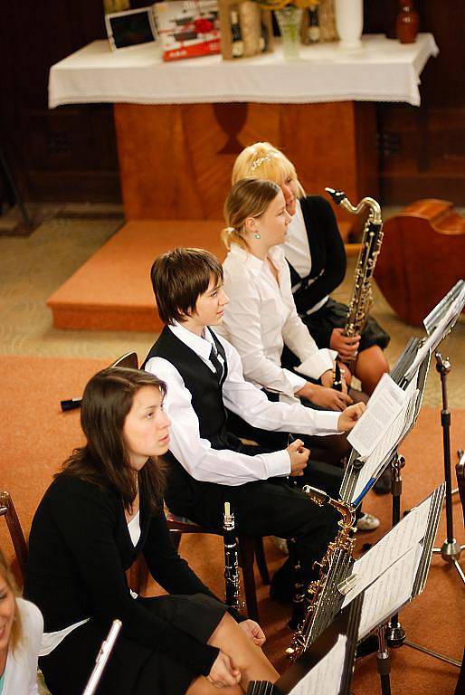 Jablonecký komorní orchestr ZUŠ pod taktovkou Luboše Lachmana koncertoval v úterý 22. června v kostele Dr. Farského s programem Hudba versus design - Rozloučení s koncertní sezónou 2009/10. 