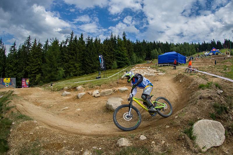 Kvalifikace závodu světové série horských kol ve fourcrossu, JBC 4X Revelations, proběhla 14. července v bikeparku v Jablonci nad Nisou. Finále se koná 15. července. Na snímku je Martin Štěpánek.