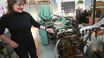 Střední průmyslovou školu textilní v Liberci navštívil v pondělí 7.3. senátor Přemysl Sobotka.  Na snímku učitelka textilních technologií Lenka Fuxová.