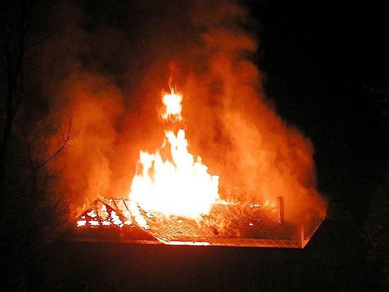 Požár sokolovny ve Zlaté Olešnici v roce 2003.