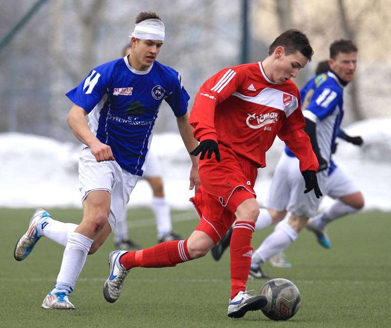 Fotbalisté Mšena jen remizovali s Pěnčínem-Turnovem (v modrém) 0:0.