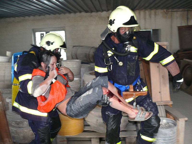 Námětové cvičení s vyprošťováním zraněných v Proseči nad Nisou na nádraží.