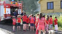 Dobrovolní hasiči z Proseče nad Nisou na letním dětském táboře s ukázkou činnosti.