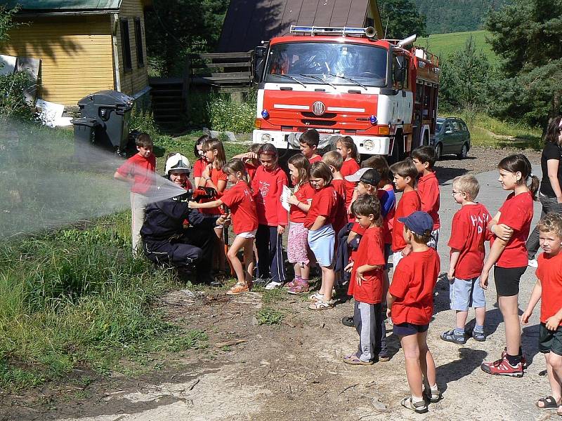 Dobrovolní hasiči z Proseče nad Nisou na letním dětském táboře s ukázkou činnosti.