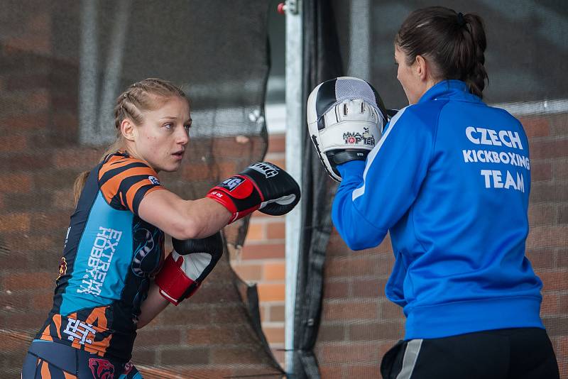 Druhý ročník přehlídky sportovních organizací na Jablonecku, Jablonecká neděle, se uskutečnil 10. září u plaveckého bazénu v Jablonci nad Nisou. Na snímku zleva Sandra Mašková a Michaela Kerlehová při ukázce kickboxu.