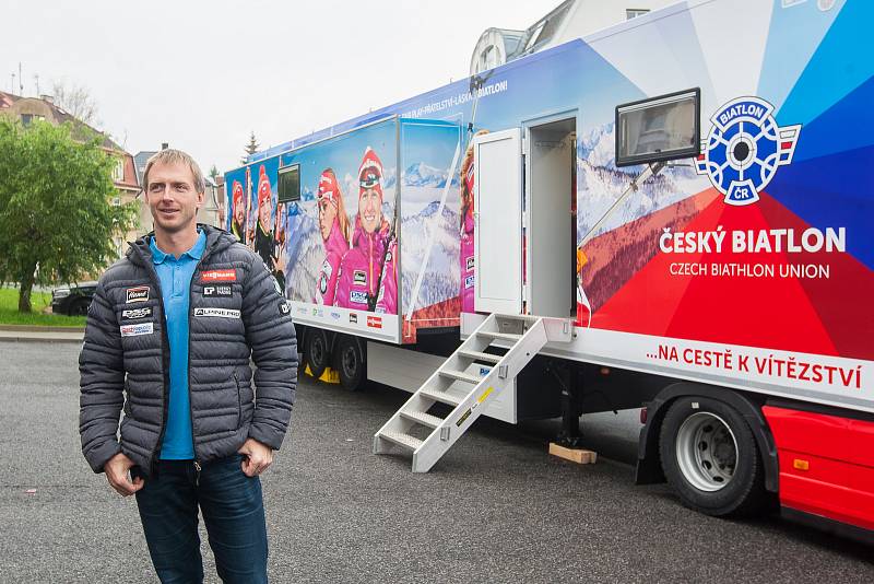 Čeští biatlonisté představili 7. listopadu v Jablonci nad Nisou zbrusu nový servisní kamion. Na snímku je hlavní trenér české biatlonové reprezentace, Ondřej Rybář.
