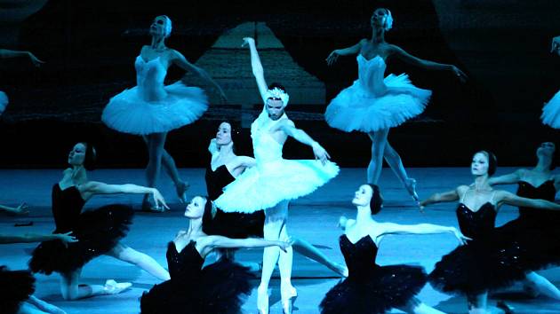 Balet Labutí jezero v podání jemné i smyslné Marii Alexandrové jako stvořené pro dvojroli labutí princezny a mužného Ruslana Skvorcova s dokonalou ruskou taneční technikou. 