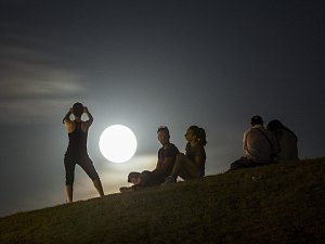  Na superúplněk (na snímku z loňského roku) se můžeme těšit například letos i 28. září, kdy si vesmír jako bonus přichystal. V noci z 27. na 28. září dojde k úplnému zatmění měsíce. 