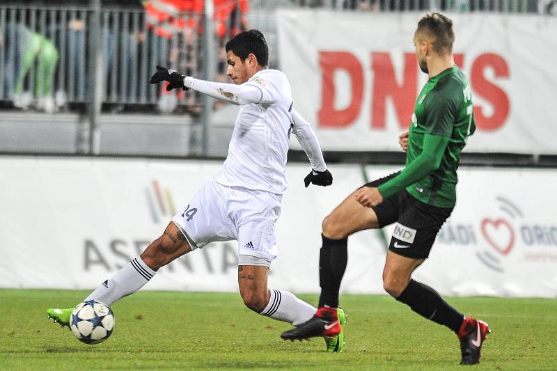 Utkání 14. kola HET ligy mezi MFK Karviná vs. FK Jablonec hrané 19. listopadu 2017 v Karviné. (vlevo) Ramirez Matheus Eric Kleybel a Pernica Luděk.