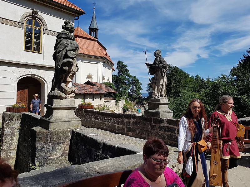 Turistické památky v Libereckém kraji nabízejí pestrý přehled akcí na prázdninové měsíce. Na Valdštejně se pravidelně konají prohlídky s loupeživým rytířem či audientu u Valdštejna. Výjimkou tu nejsou ani středověké víkendy se souboji a kuchyní z těchto č