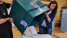 Odpečetěním urny a vysypáním odevzdaných obálek s hlasovacími lístky začalo sčítání hlasů také v okrsku č. 16 v Jablonci nad Nisou, v Gymnáziu U Balvanu.