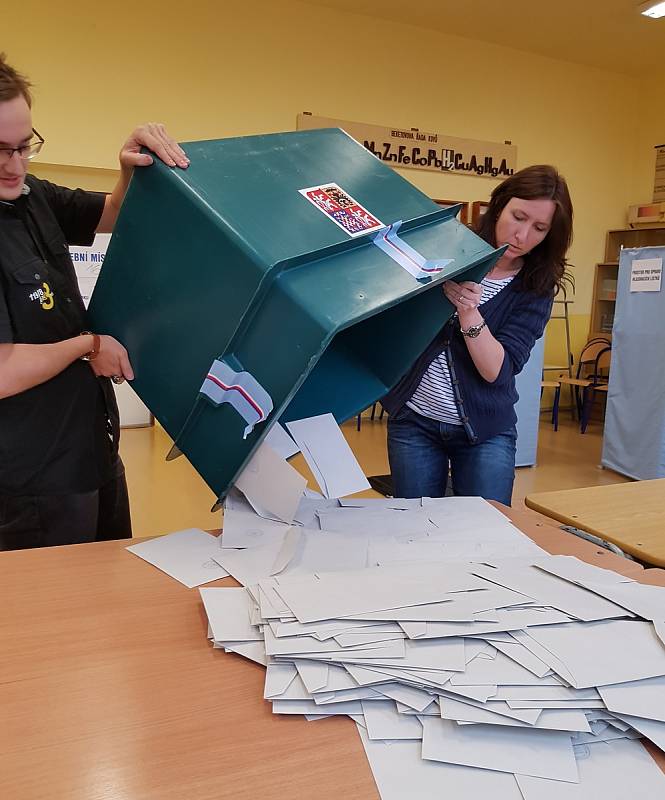 Odpečetěním urny a vysypáním odevzdaných obálek s hlasovacími lístky začalo sčítání hlasů také v okrsku č. 16 v Jablonci nad Nisou, v Gymnáziu U Balvanu.