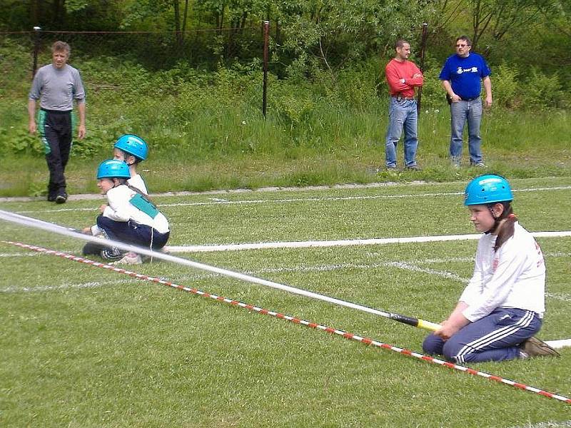 Sbor dobrovolných hasičů Zlatá Olešnice. Vzorný nástřik.