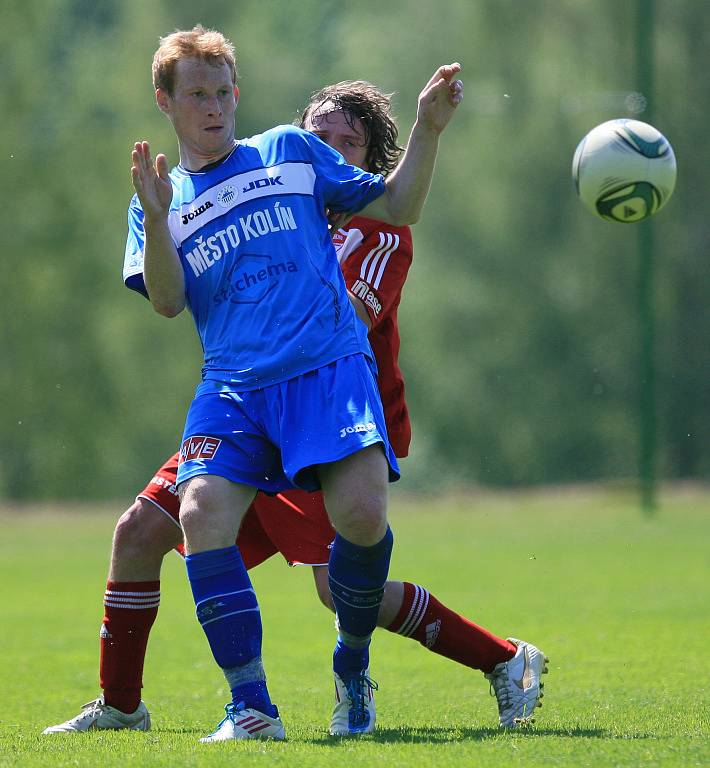 Mšeno prohrálo s Kolínem (v modrém) 0:1. Jan Jícha z Kolína a Radek Selinger ze Mšena.